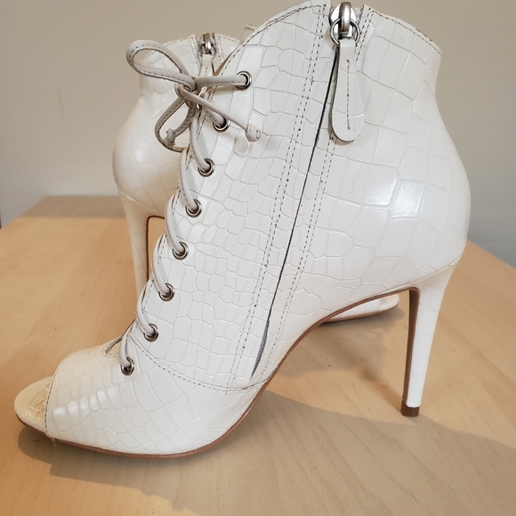 White Croc Embossed 'Roretta' Peep-Toe Bootie by Vince Camuto SIZE 8 - Picture 4 of 8